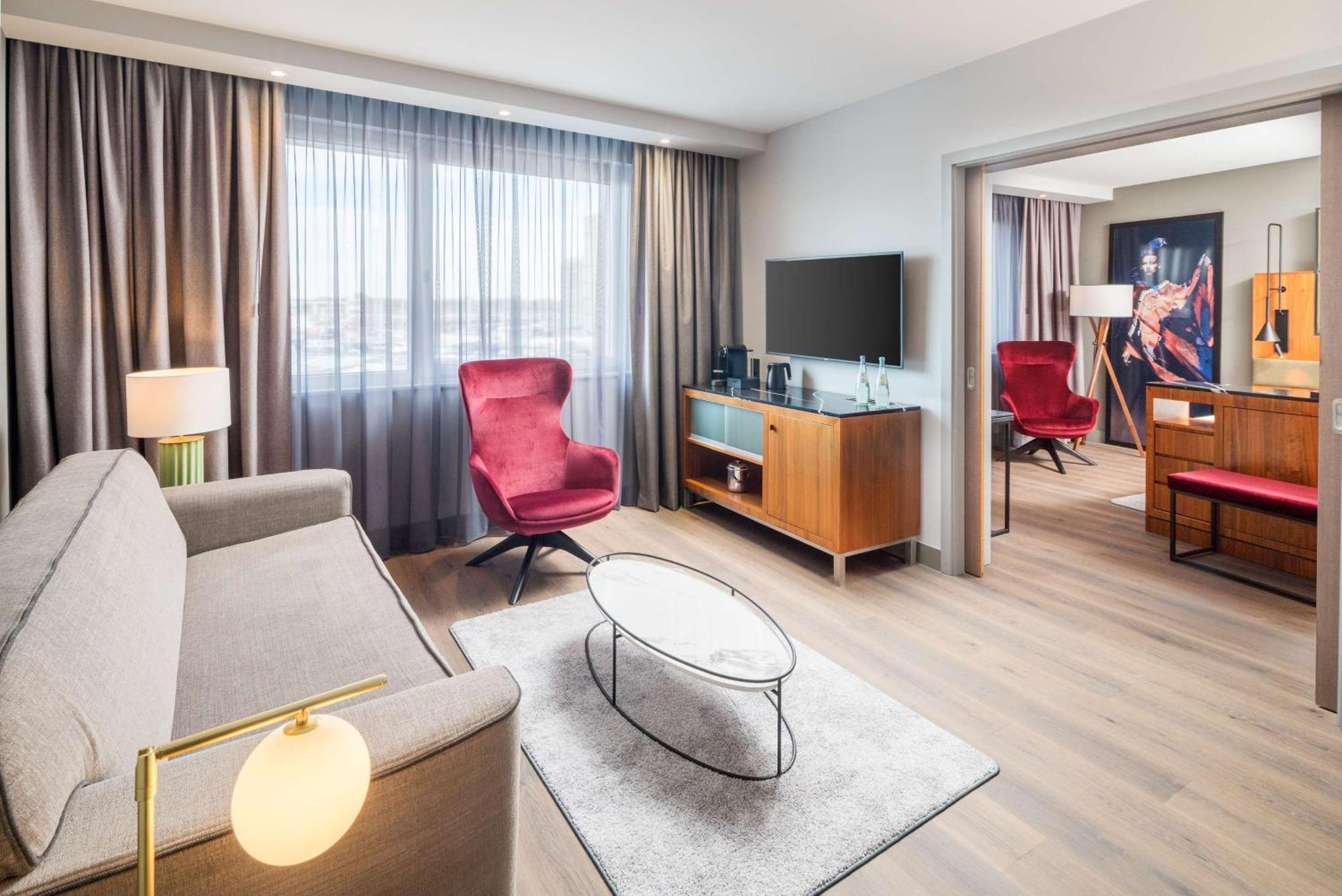 Hotel Radisson Blu Hotel, Airport 4*