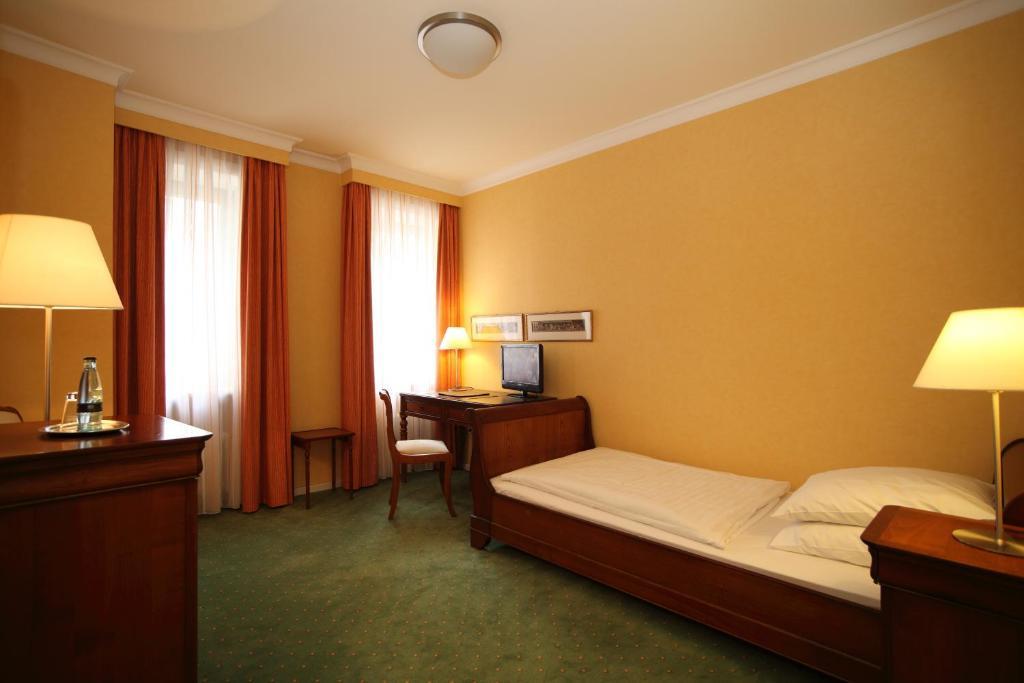 Alster-hof 3*