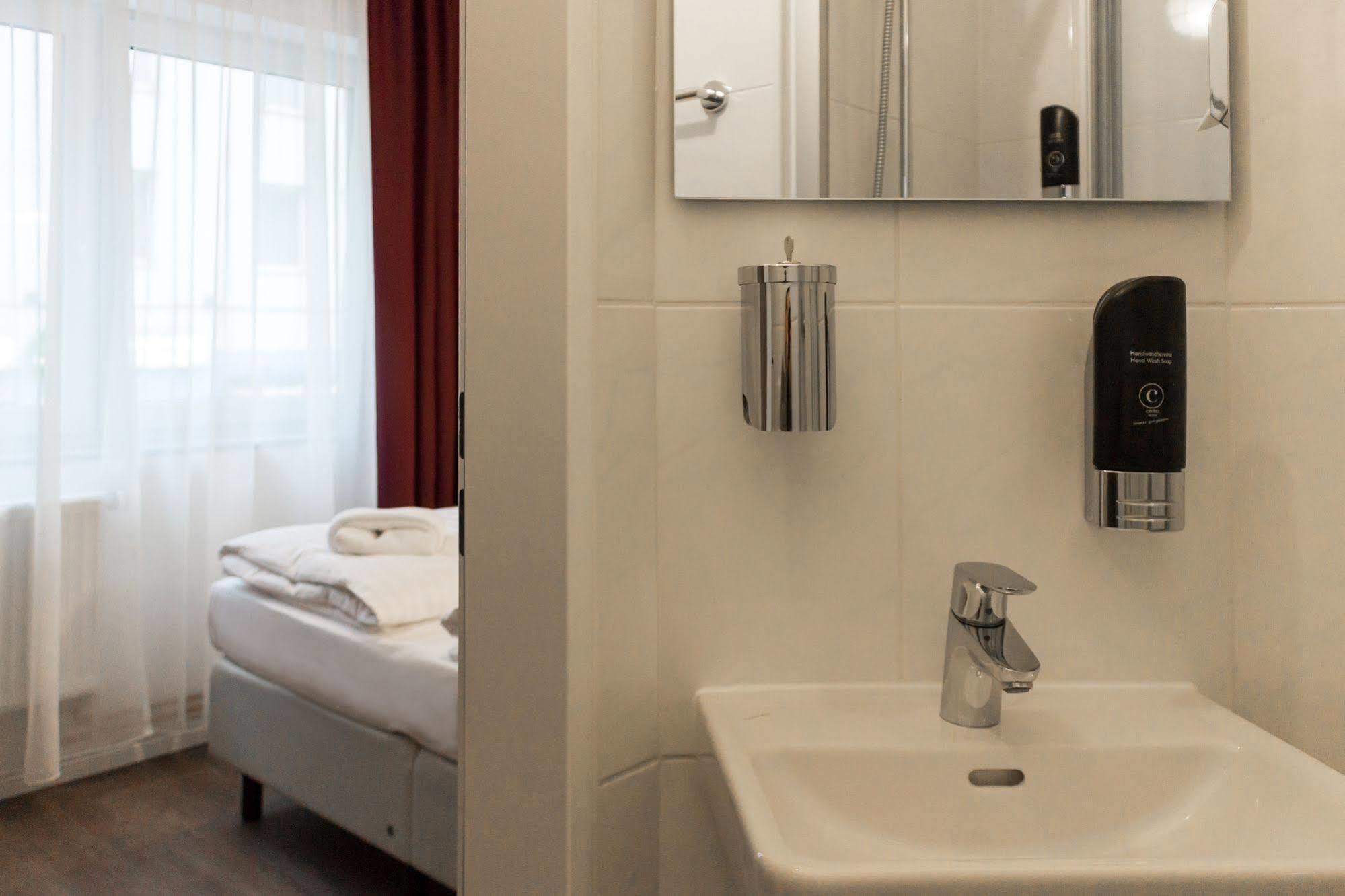 Hotel West 3*