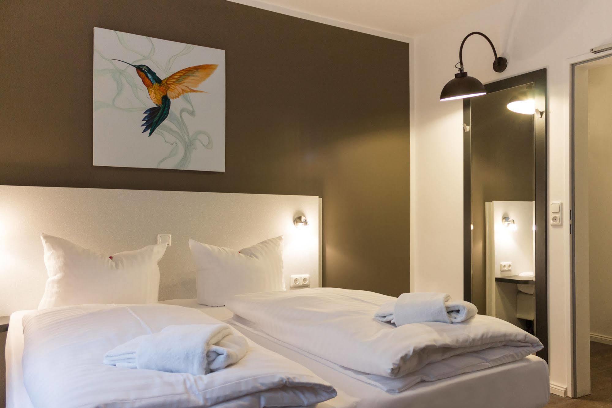 Hotel West 3*