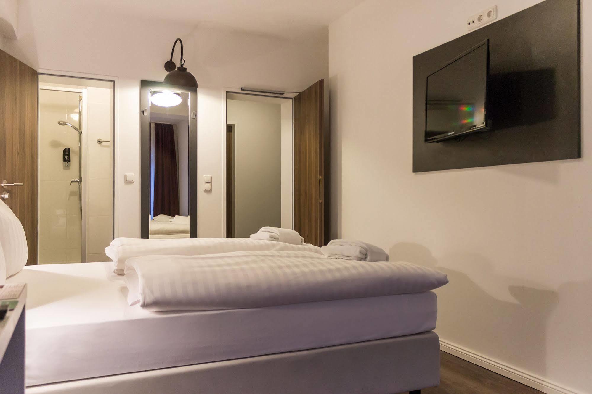 Hotel West 3*
