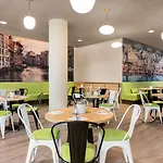Super 8 By Wyndham Hamburg Mitte