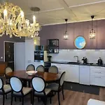 Ferienwohnung Alte Schule 22 Am Saseler Markt 2 Schlafzimmer & Baeder Hochwertig