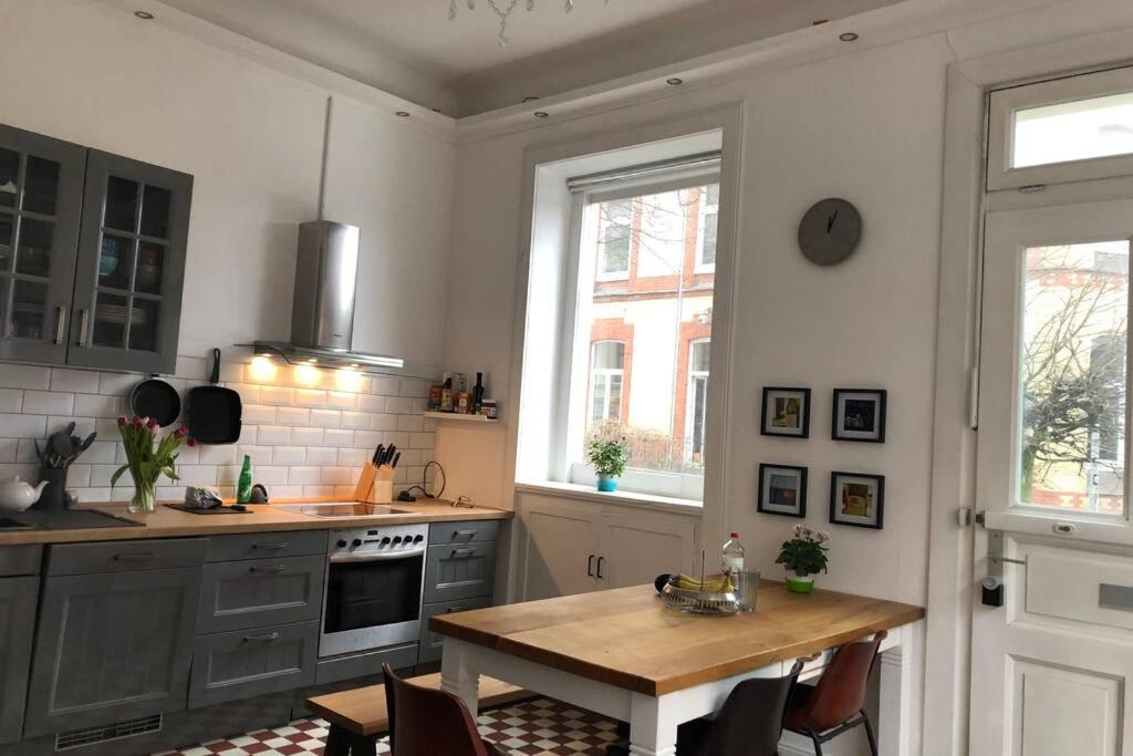 Apartment Grosszuegige 185m2-altbauwohnung In Bestlage 7zimmer-2baeder-2kuechen-2wcs Hamburg