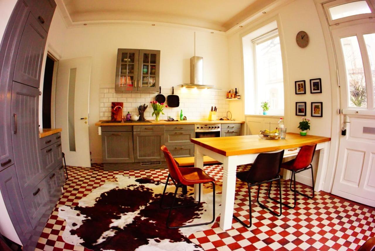 Grosszuegige 185m2-altbauwohnung In Bestlage 7zimmer-2baeder-2kuechen-2wcs Apartment