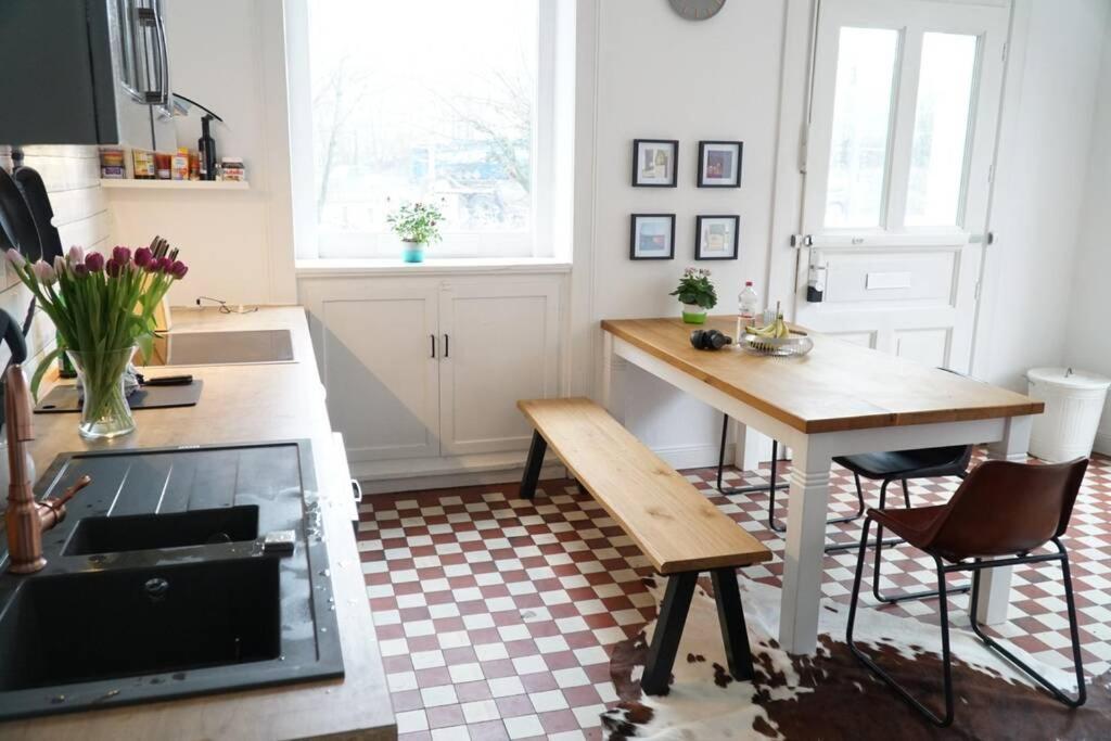 Grosszuegige 185m2-altbauwohnung In Bestlage 7zimmer-2baeder-2kuechen-2wcs *
