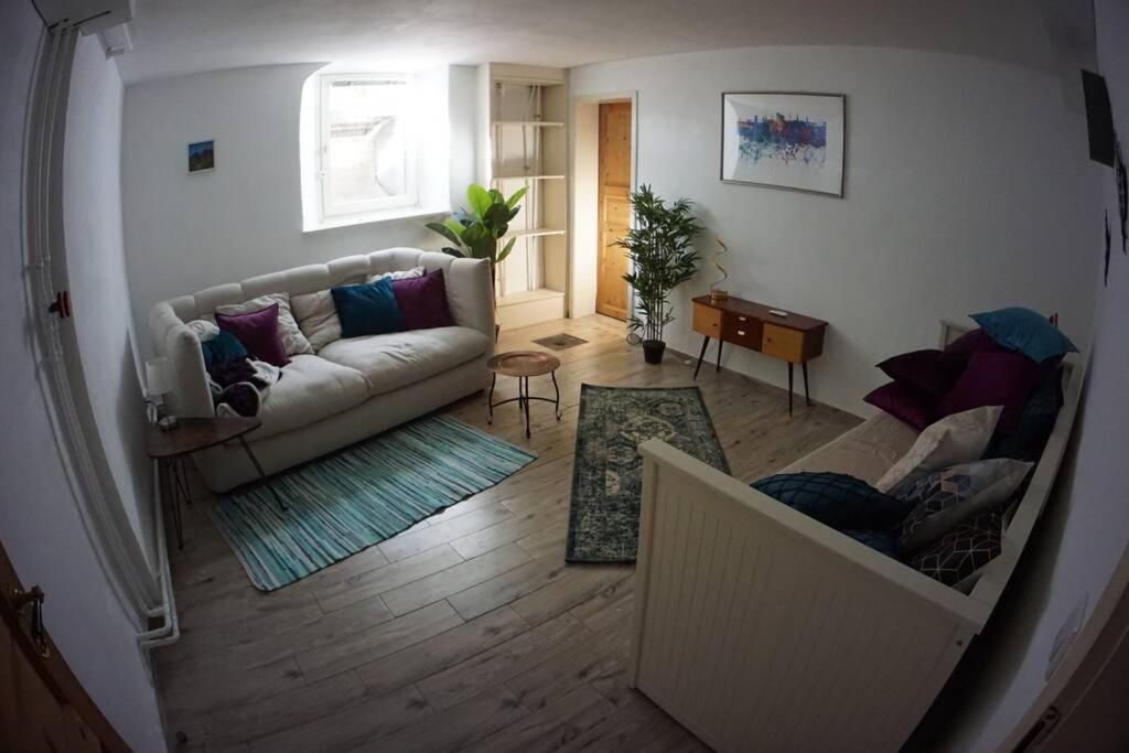 Grosszuegige 185m2-altbauwohnung In Bestlage 7zimmer-2baeder-2kuechen-2wcs Apartment