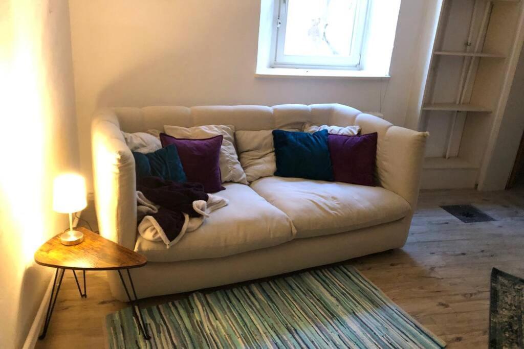 Grosszuegige 185m2-altbauwohnung In Bestlage 7zimmer-2baeder-2kuechen-2wcs *