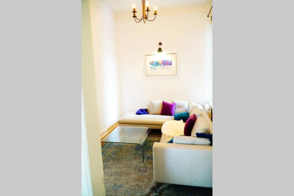 Grosszuegige 185m2-altbauwohnung In Bestlage 7zimmer-2baeder-2kuechen-2wcs *