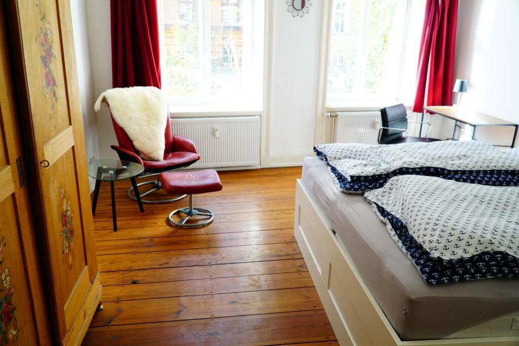 Grosszuegige 185m2-altbauwohnung In Bestlage 7zimmer-2baeder-2kuechen-2wcs * Hamburg