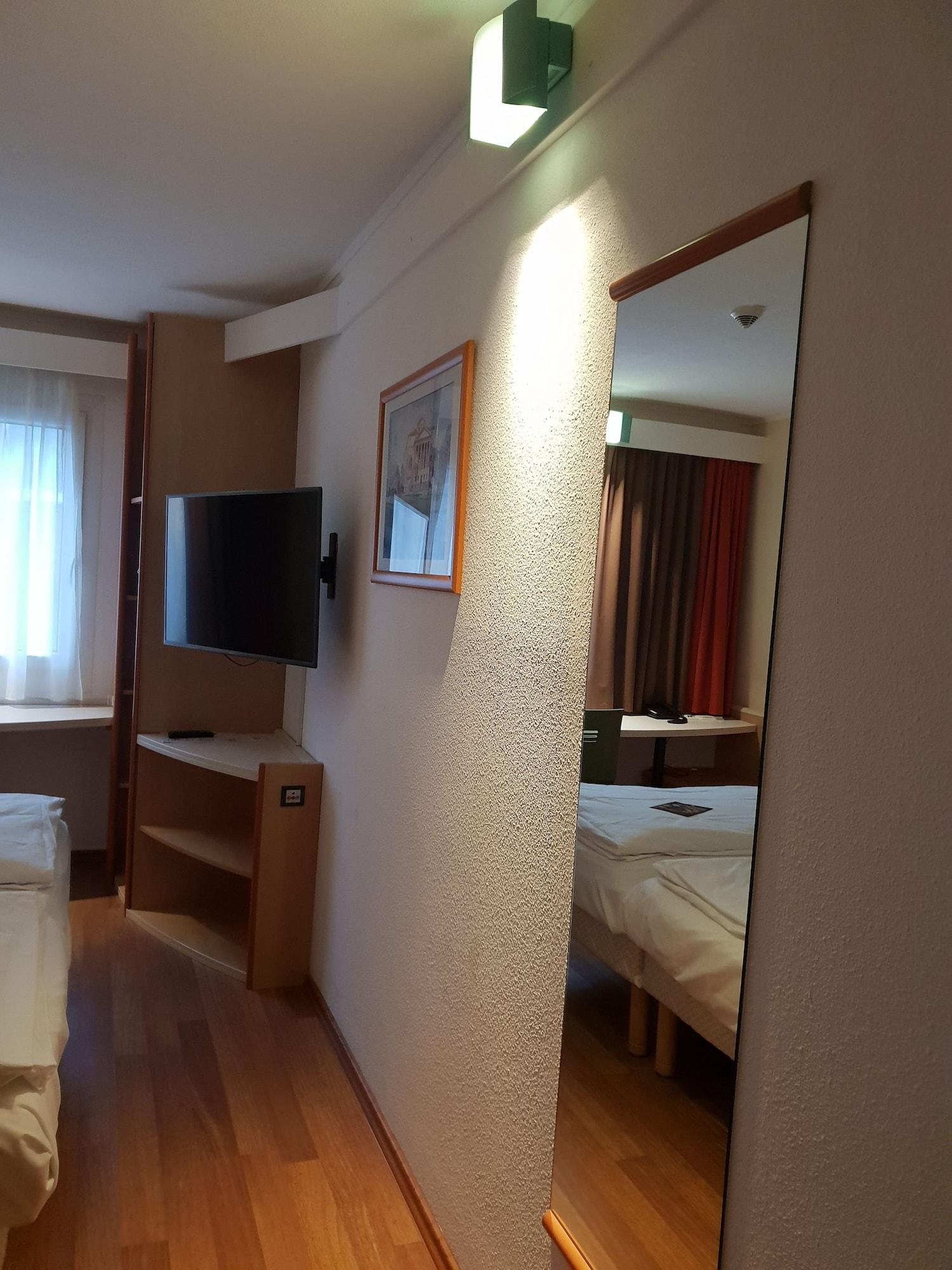 Hotel Ibis Airport 3*