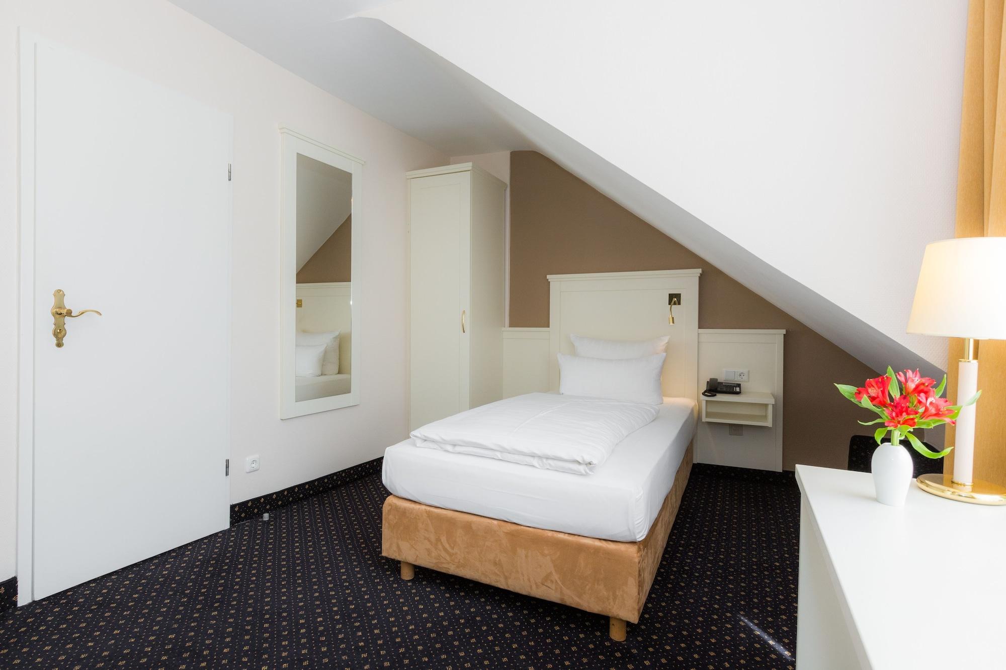 Fuerst Bismarck Hotel 3*