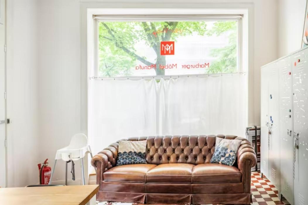 Grosszuegige 185m2-altbauwohnung In Bestlage 7zimmer-2baeder-2kuechen-2wcs *
