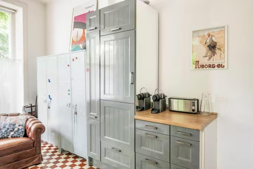 Grosszuegige 185m2-altbauwohnung In Bestlage 7zimmer-2baeder-2kuechen-2wcs Apartment