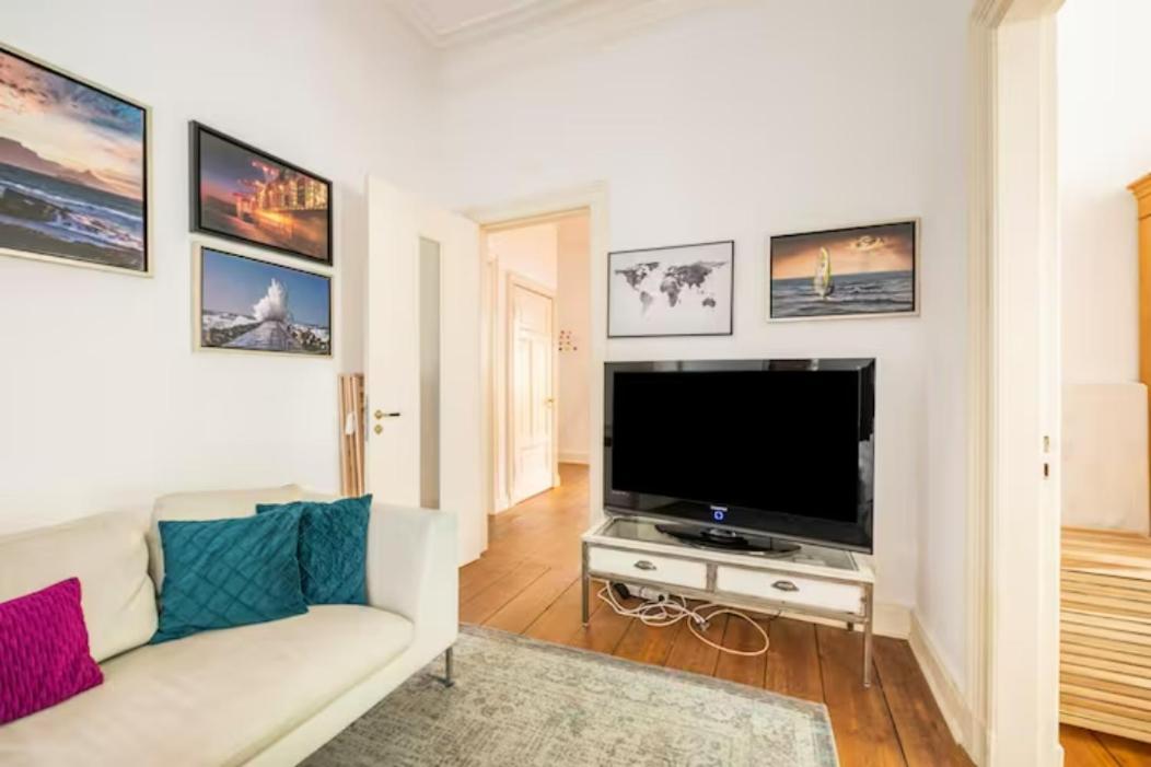 Grosszuegige 185m2-altbauwohnung In Bestlage 7zimmer-2baeder-2kuechen-2wcs Apartment Hamburg