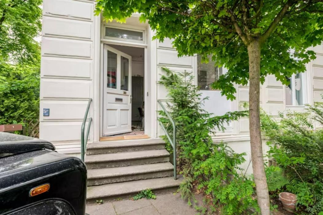Grosszuegige 185m2-altbauwohnung In Bestlage 7zimmer-2baeder-2kuechen-2wcs *