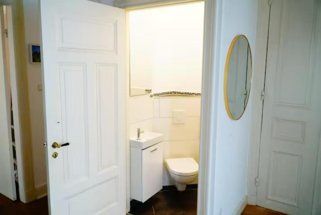 Grosszuegige 185m2-altbauwohnung In Bestlage 7zimmer-2baeder-2kuechen-2wcs *