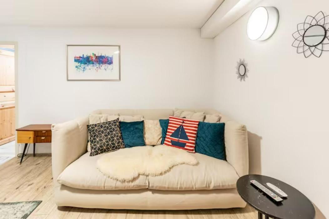 Apartment Grosszuegige 185m2-altbauwohnung In Bestlage 7zimmer-2baeder-2kuechen-2wcs