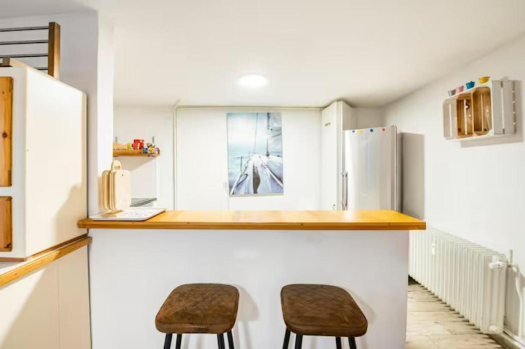 Grosszuegige 185m2-altbauwohnung In Bestlage 7zimmer-2baeder-2kuechen-2wcs Apartment *