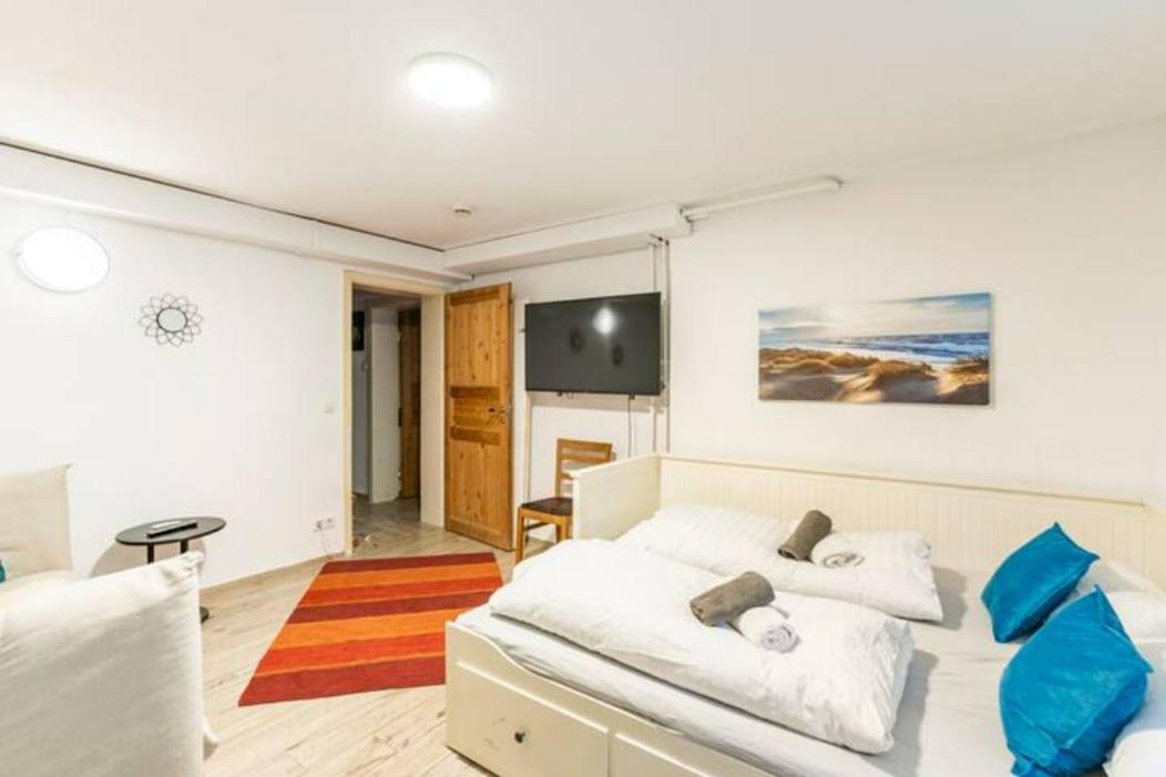 Grosszuegige 185m2-altbauwohnung In Bestlage 7zimmer-2baeder-2kuechen-2wcs * Hamburg