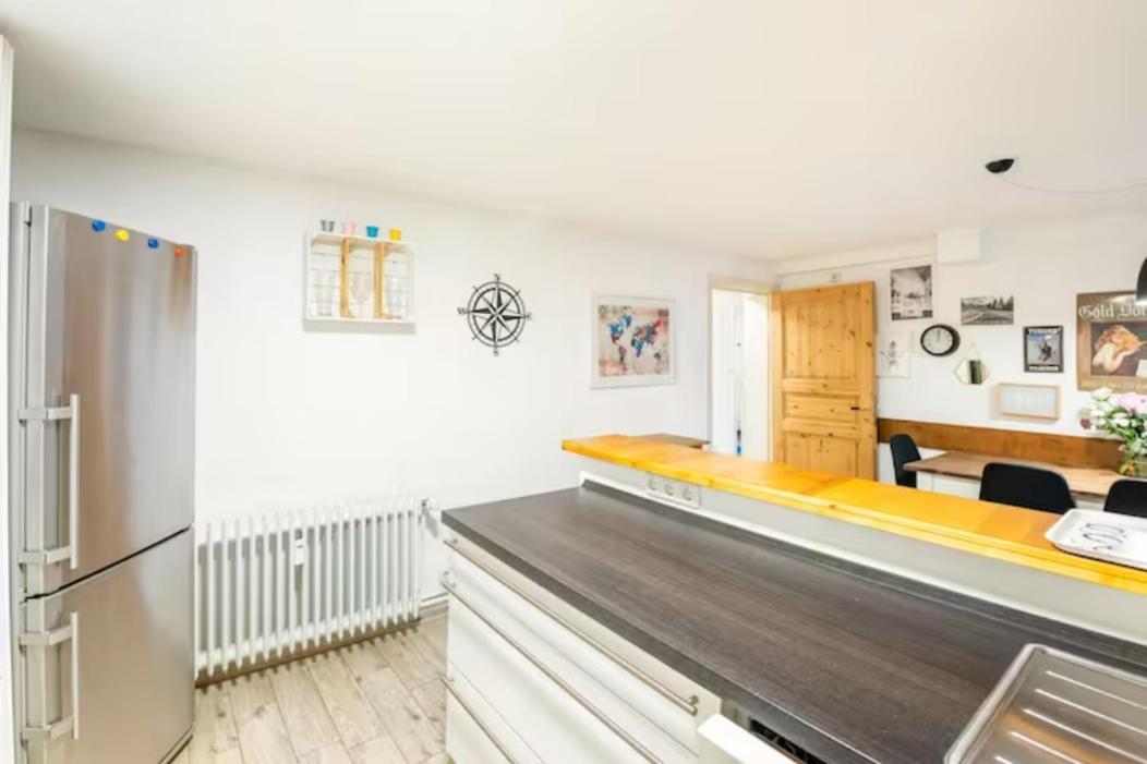 Grosszuegige 185m2-altbauwohnung In Bestlage 7zimmer-2baeder-2kuechen-2wcs Apartment *
