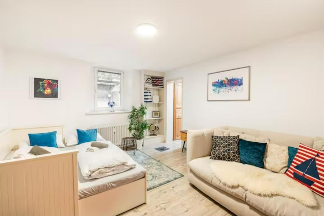 Grosszuegige 185m2-altbauwohnung In Bestlage 7zimmer-2baeder-2kuechen-2wcs