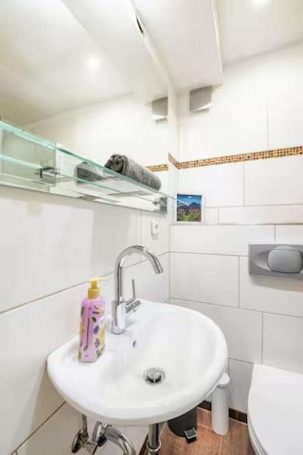 Grosszuegige 185m2-altbauwohnung In Bestlage 7zimmer-2baeder-2kuechen-2wcs *