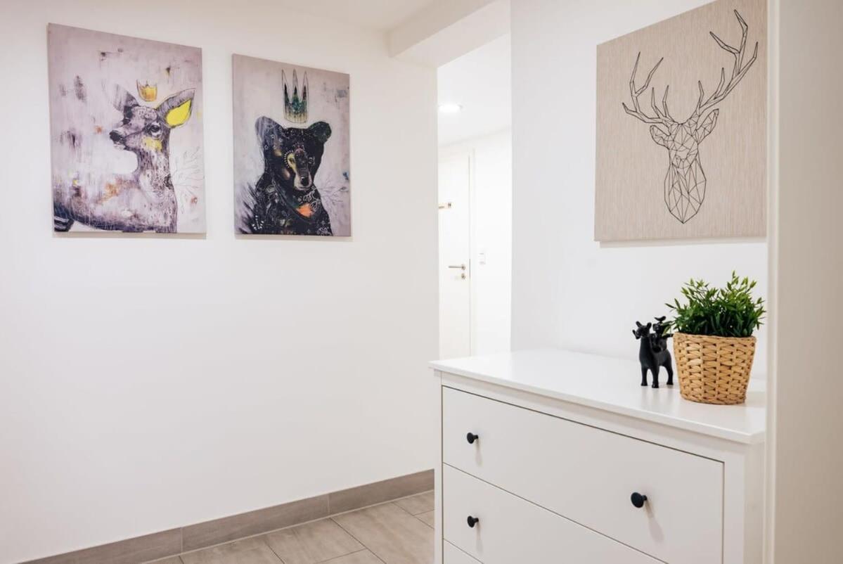 Altona - Three Bedrooms For Up To 10 *