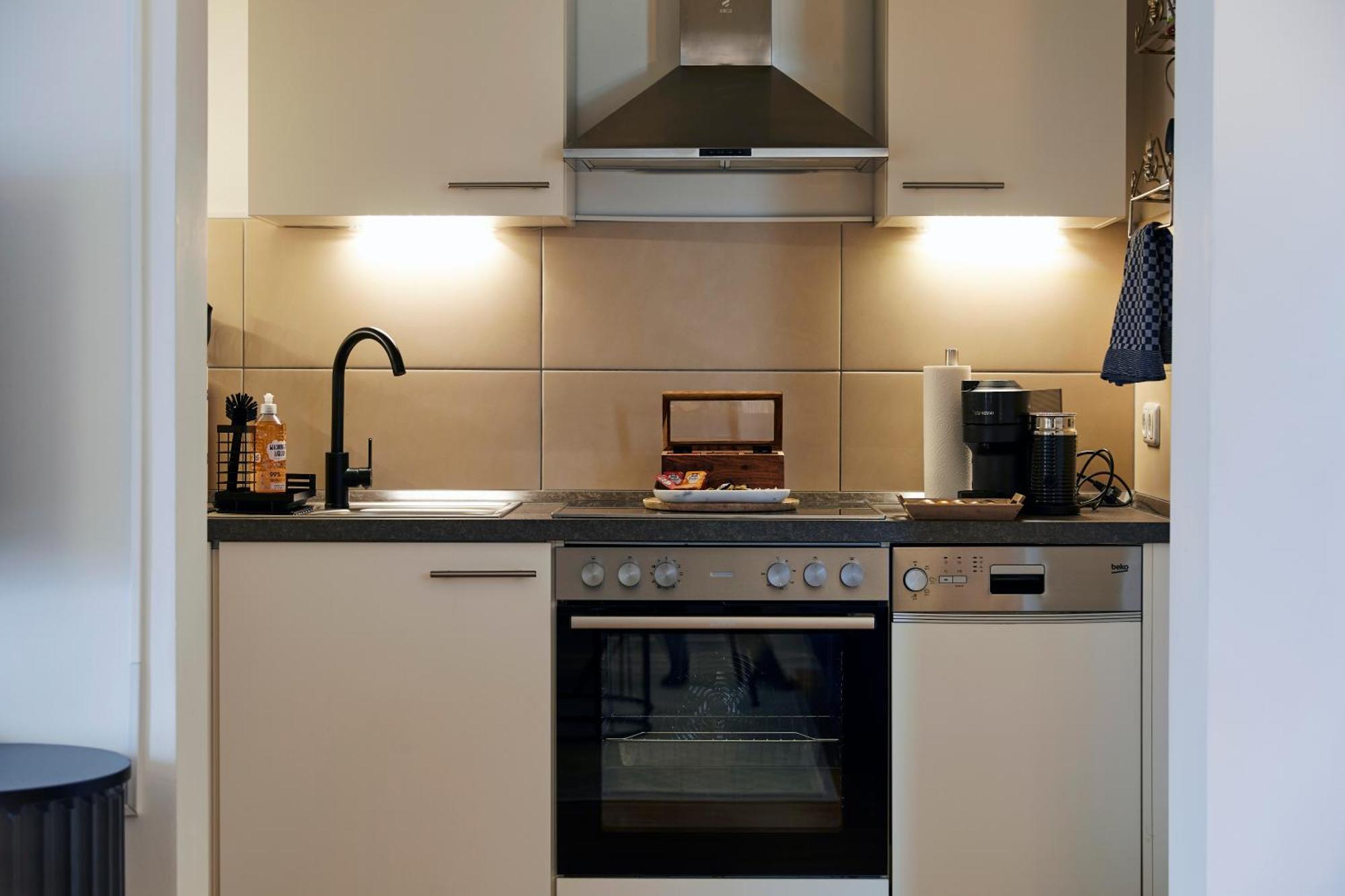 R B Am Airport - 1-4 Personen - Kueche - Smart Tv - Waschmaschine - Perfekt Fuer Geschaeftsreisende Oder Familien *