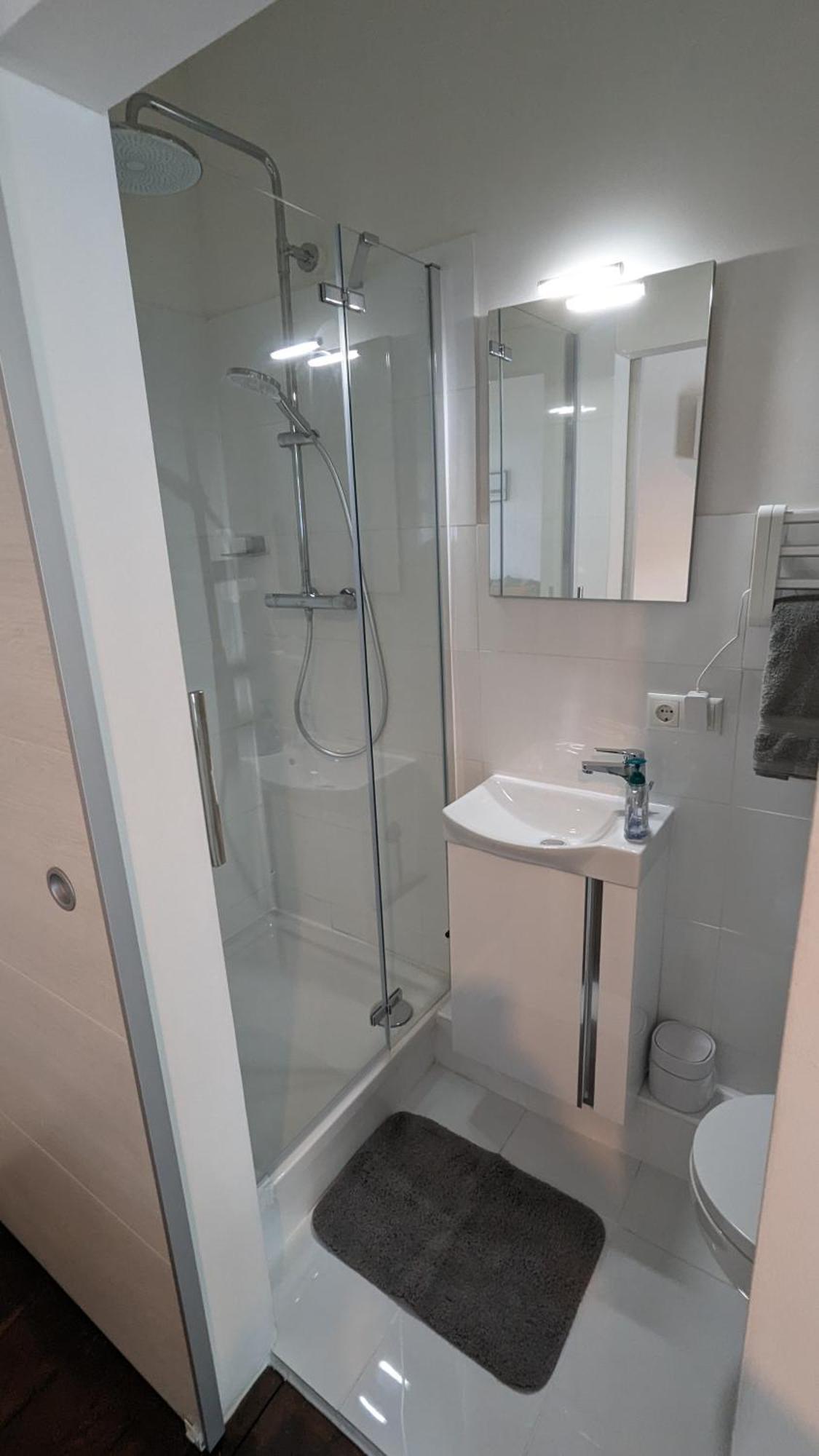 Apartment Deine In Zentraler Lage In Altona *