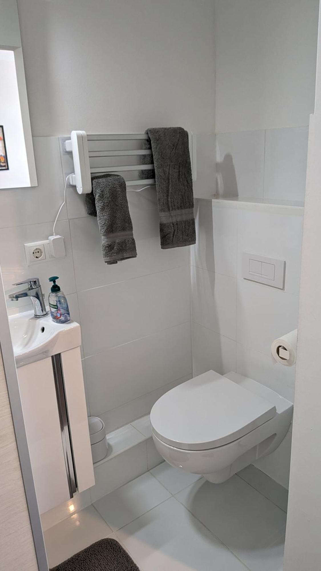 Apartment Deine In Zentraler Lage In Altona *