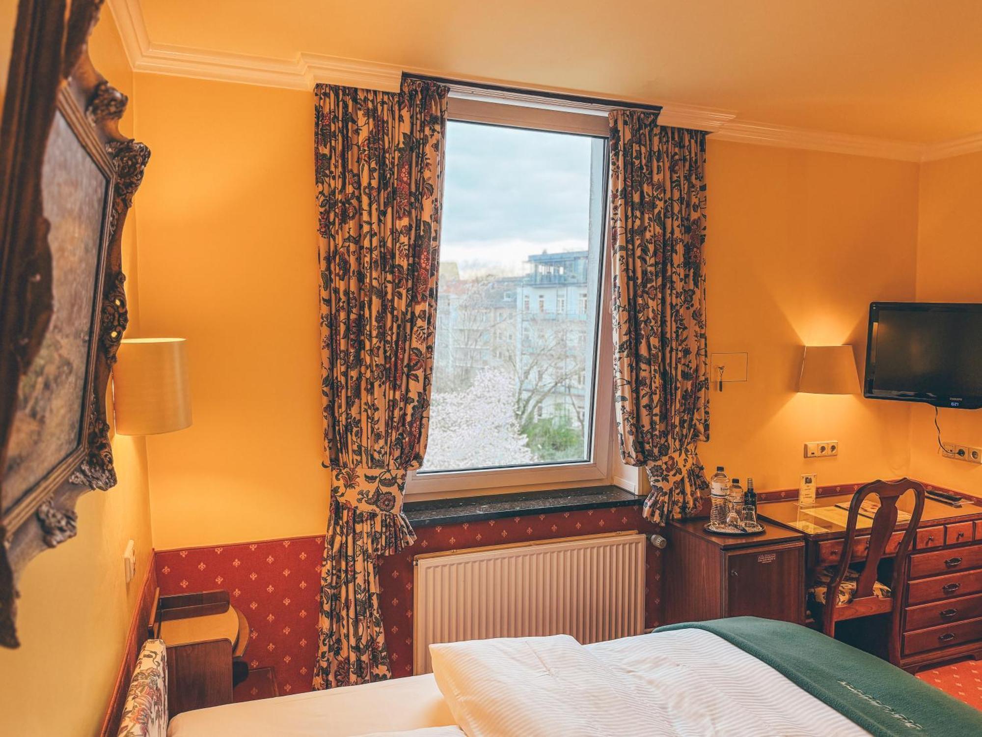 Mittelweg Hotel 3*