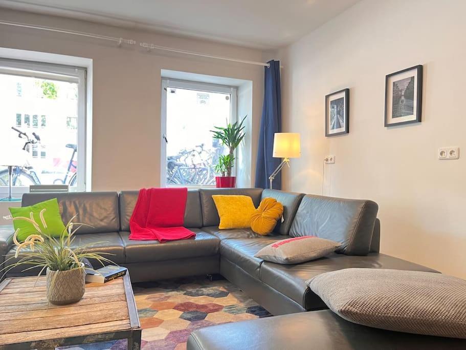 Appartement Gemuetliche, Grosse 6-zkb,eg-wohnung Im Herzen Eimsbuettels-2wc&2duschen