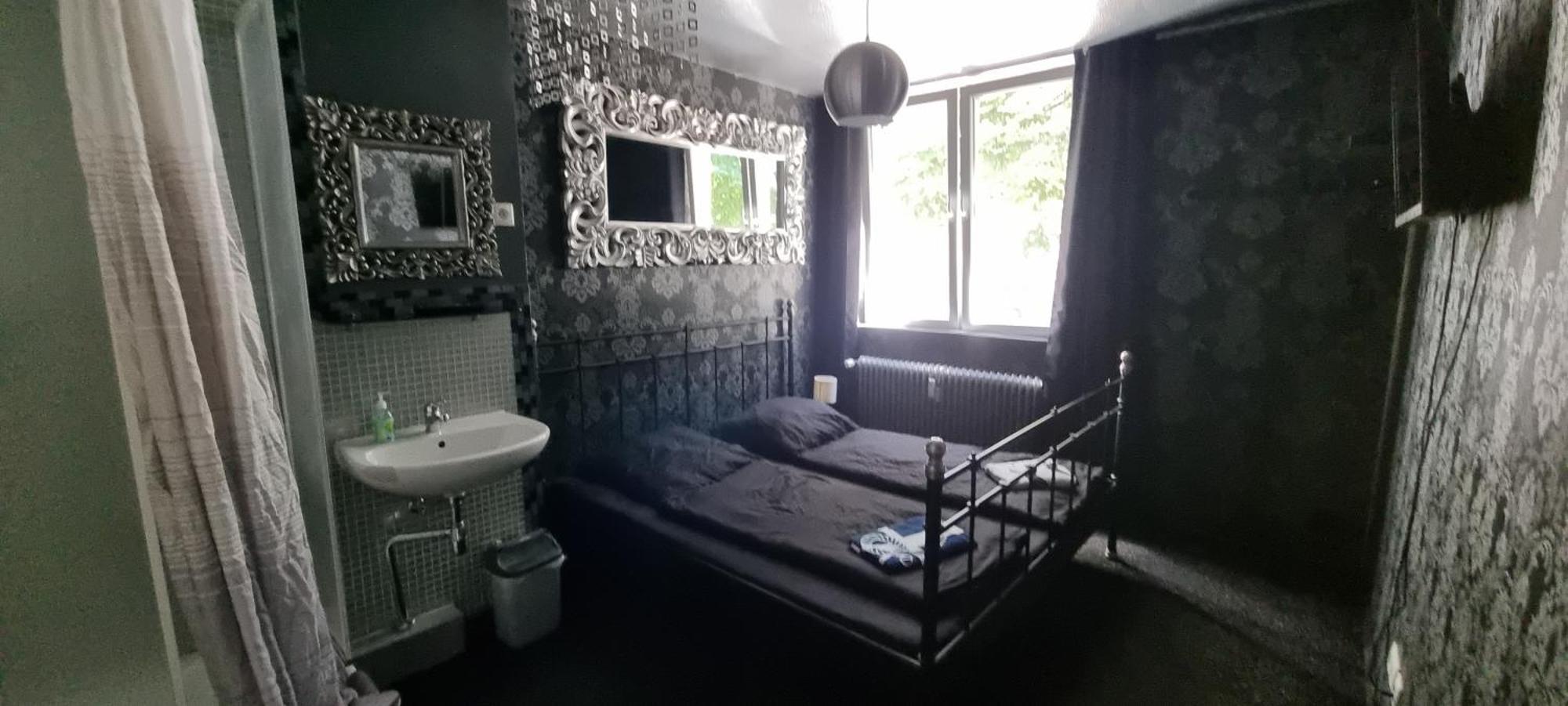 Kiezbude Hostel *