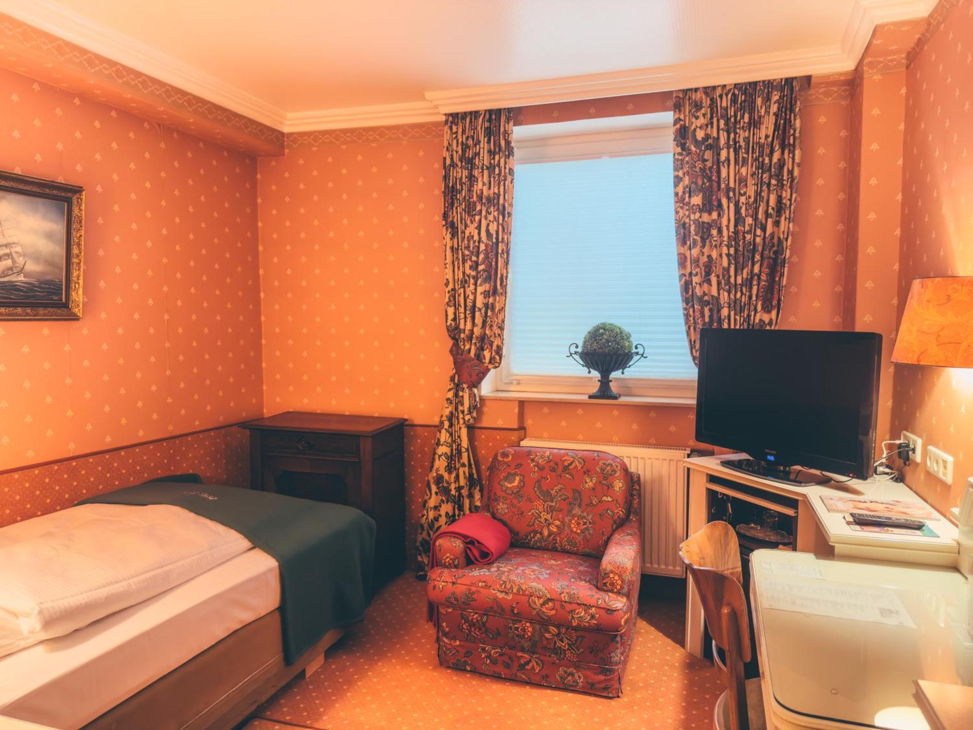 Mittelweg Hotel 3*