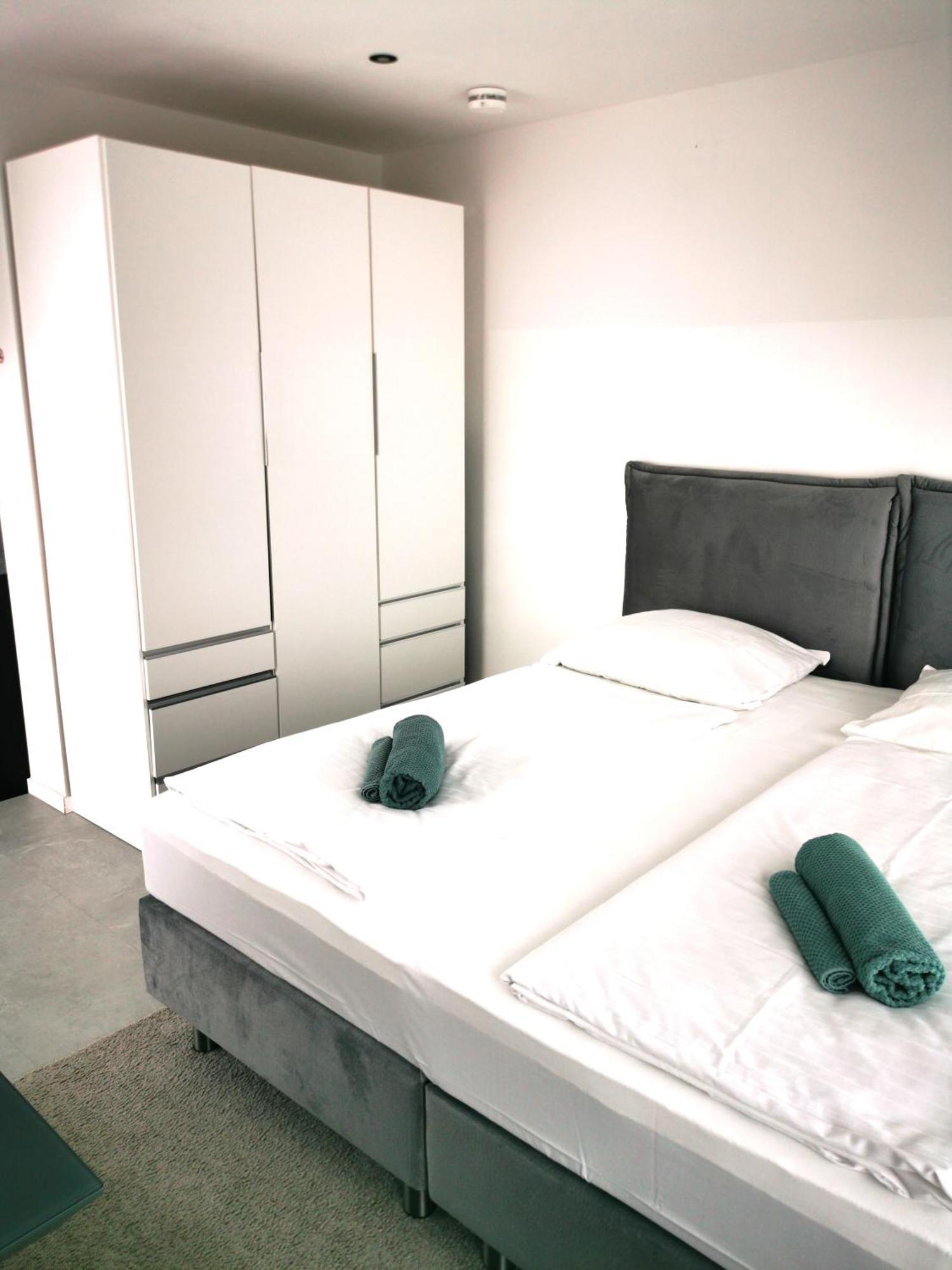 Hh 01 By Rockchair - Superhost Status - Modernes Mit Sonnigem Balkon & Premium Boxspringbetten In Winterhude - Geheimtipp