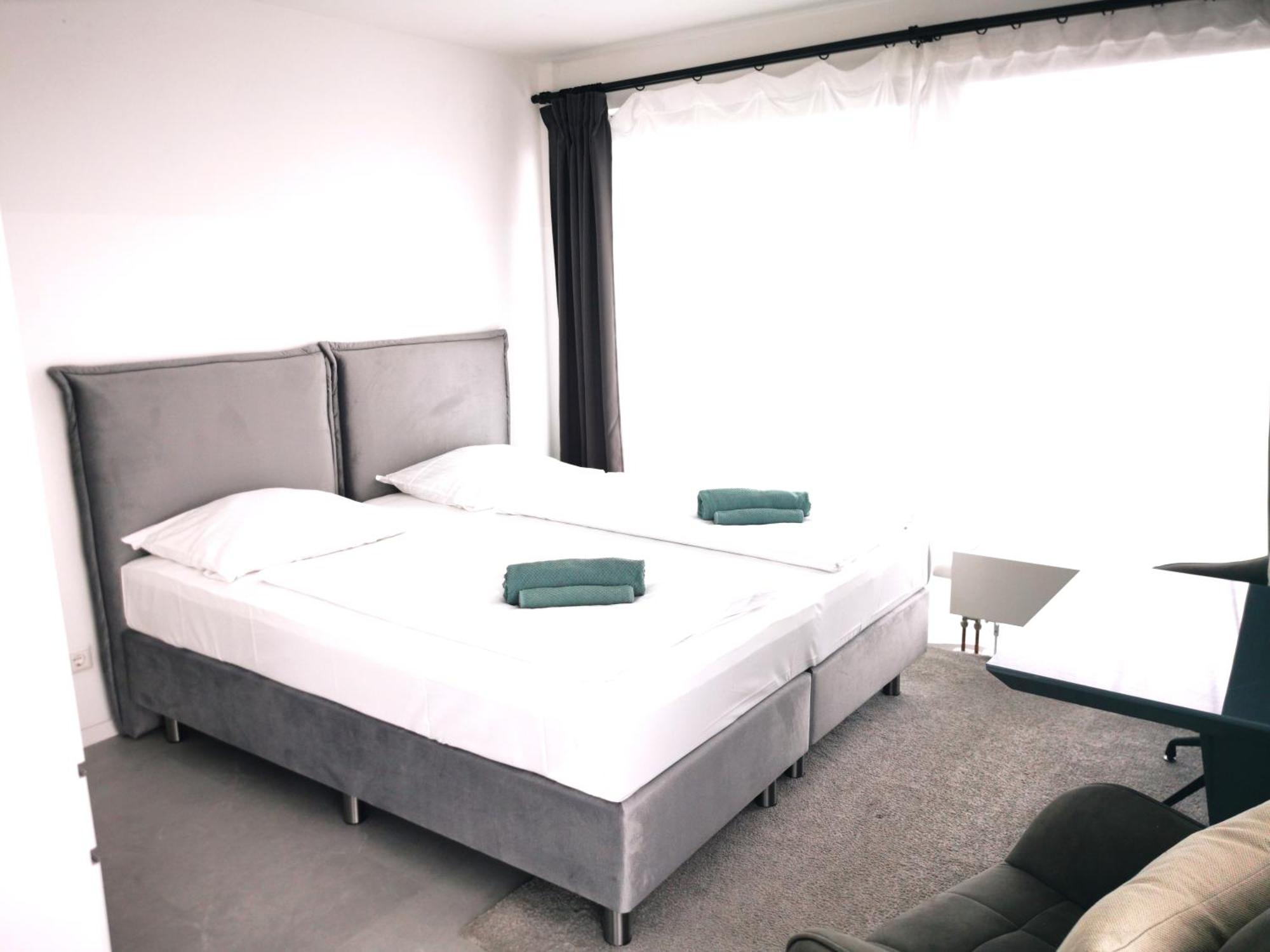 Hh 01 By Rockchair - Superhost Status - Modernes Mit Sonnigem Balkon & Premium Boxspringbetten In Winterhude - Geheimtipp