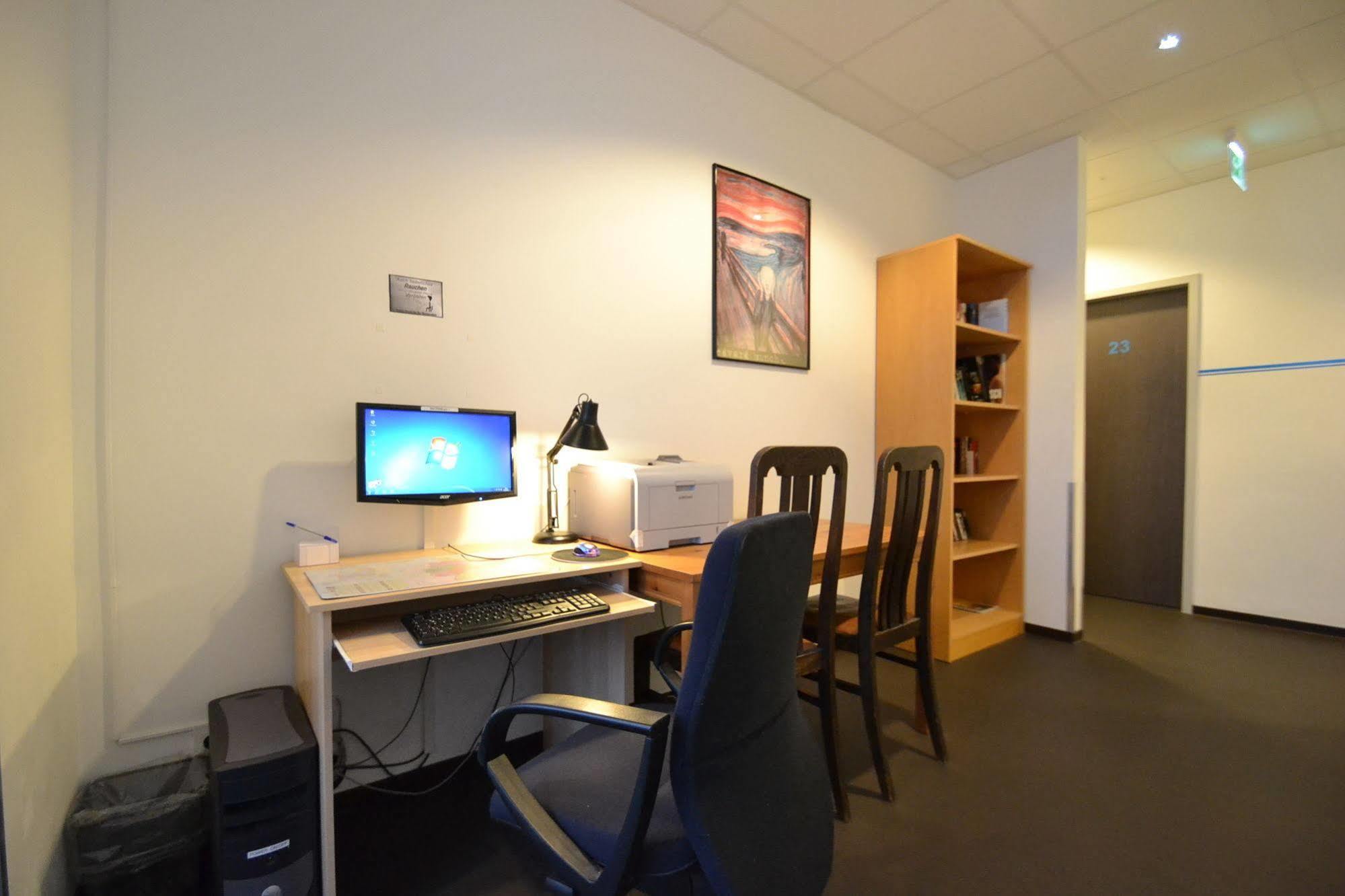 Arena & Monteurzimmer Hostel *