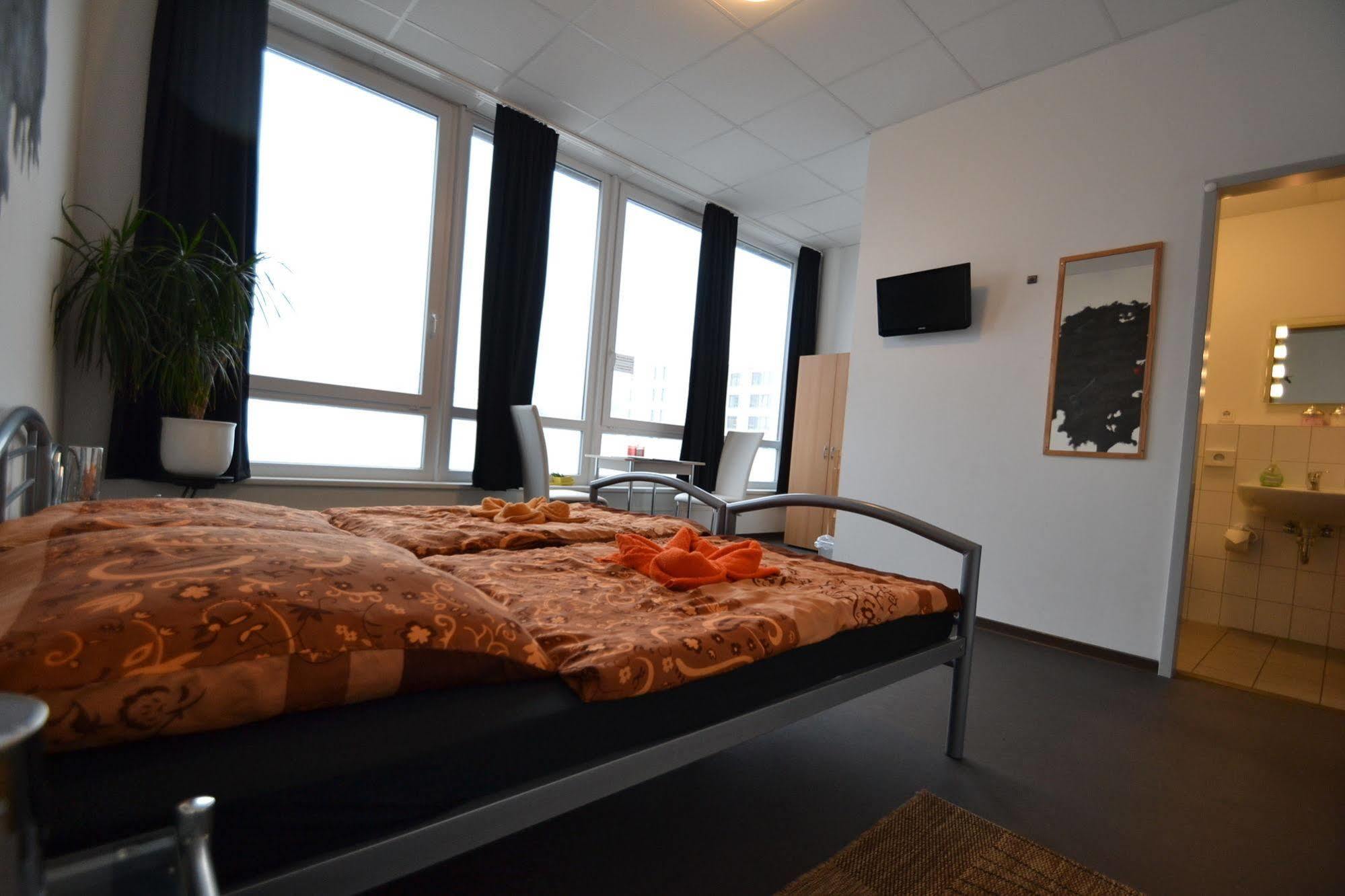 Arena & Monteurzimmer Hostel