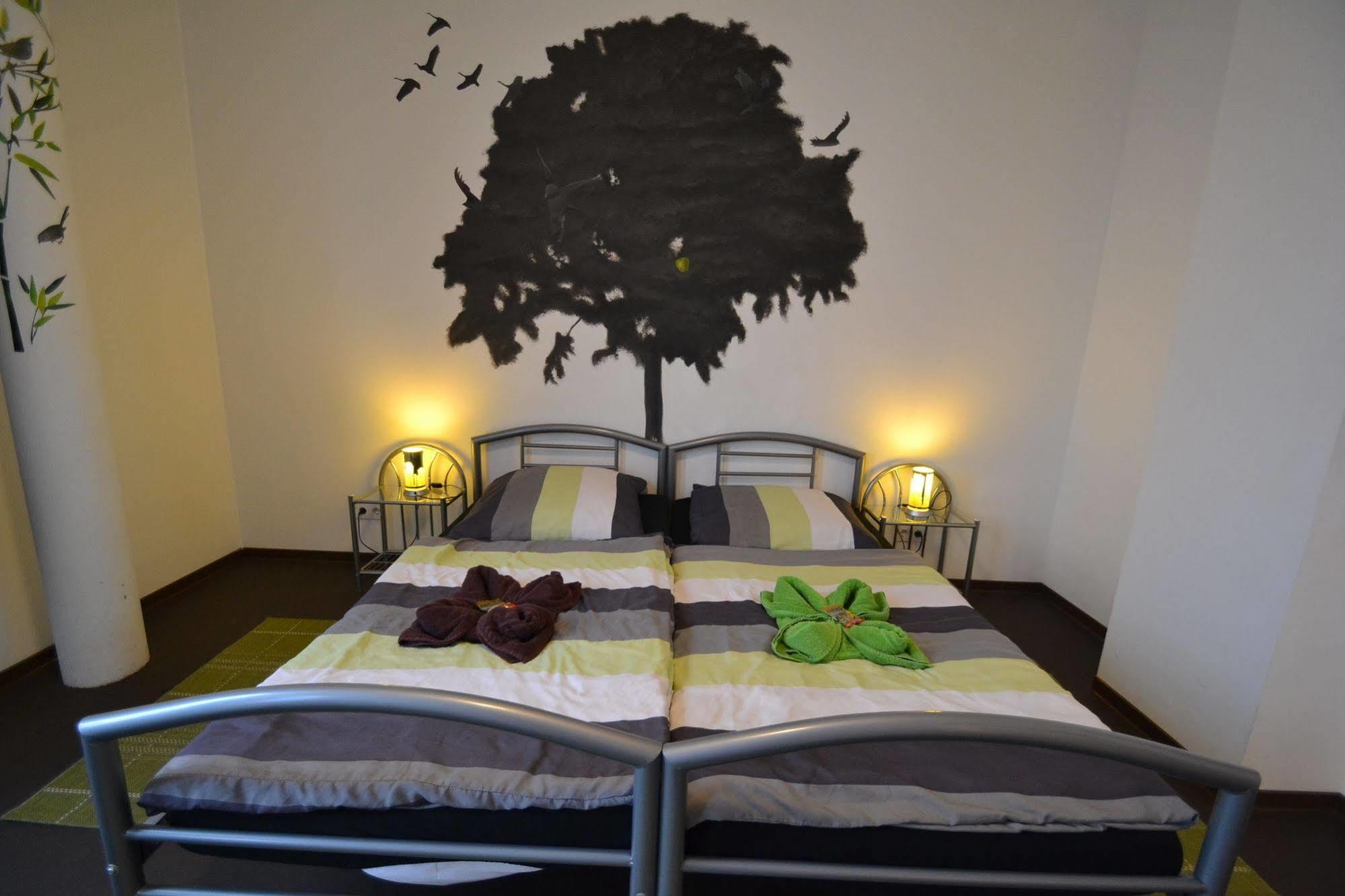 Arena & Monteurzimmer Hostel *