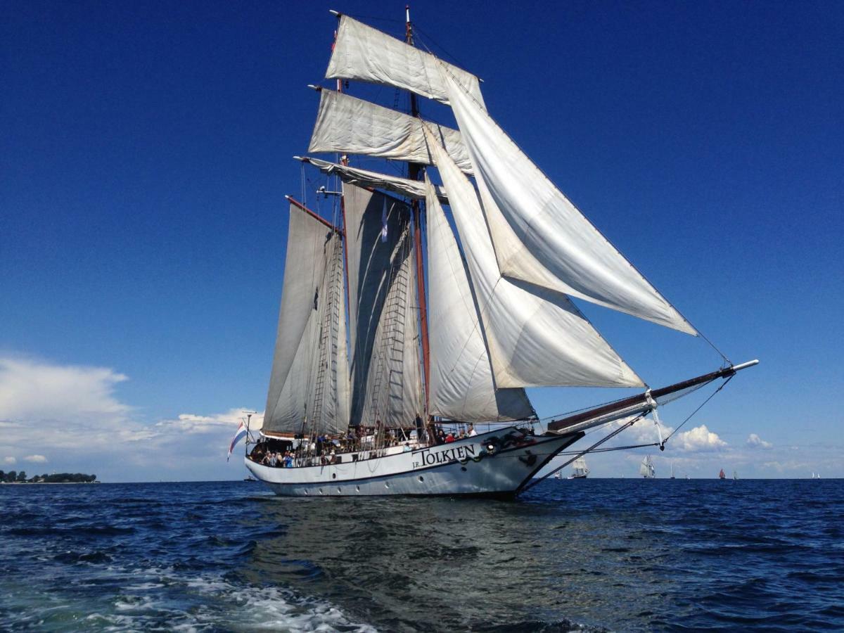Segelschiff J.r. Tolkien Botel Hamburg