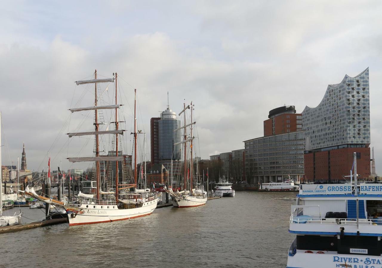 Segelschiff J.r. Tolkien Botel Hamburg