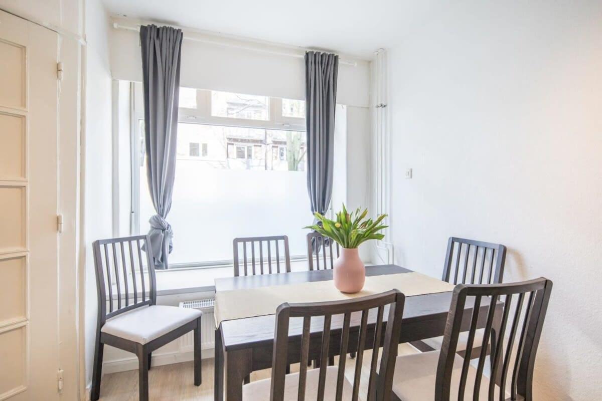 Schickes Zwei Kostenl Parkm Auf Der Strasse Apartment Hamburg