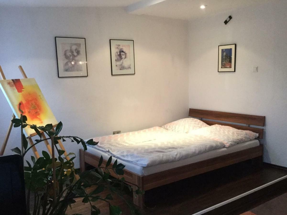 - Hh Airport Bed & Breakfast *
