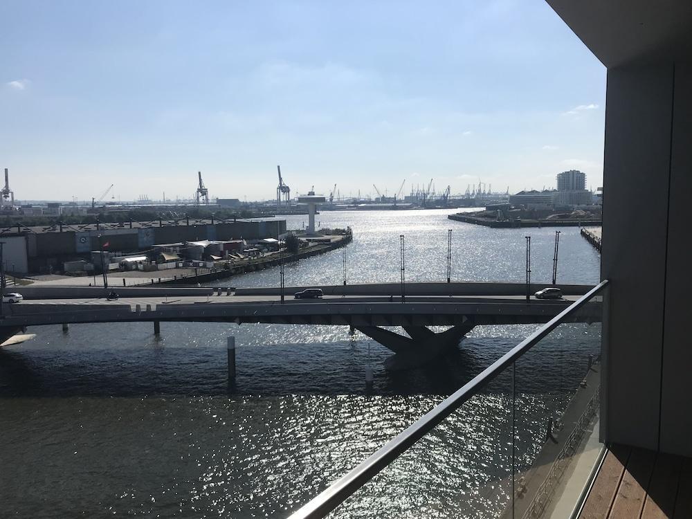 Jufa Hafencity Hotel 4*